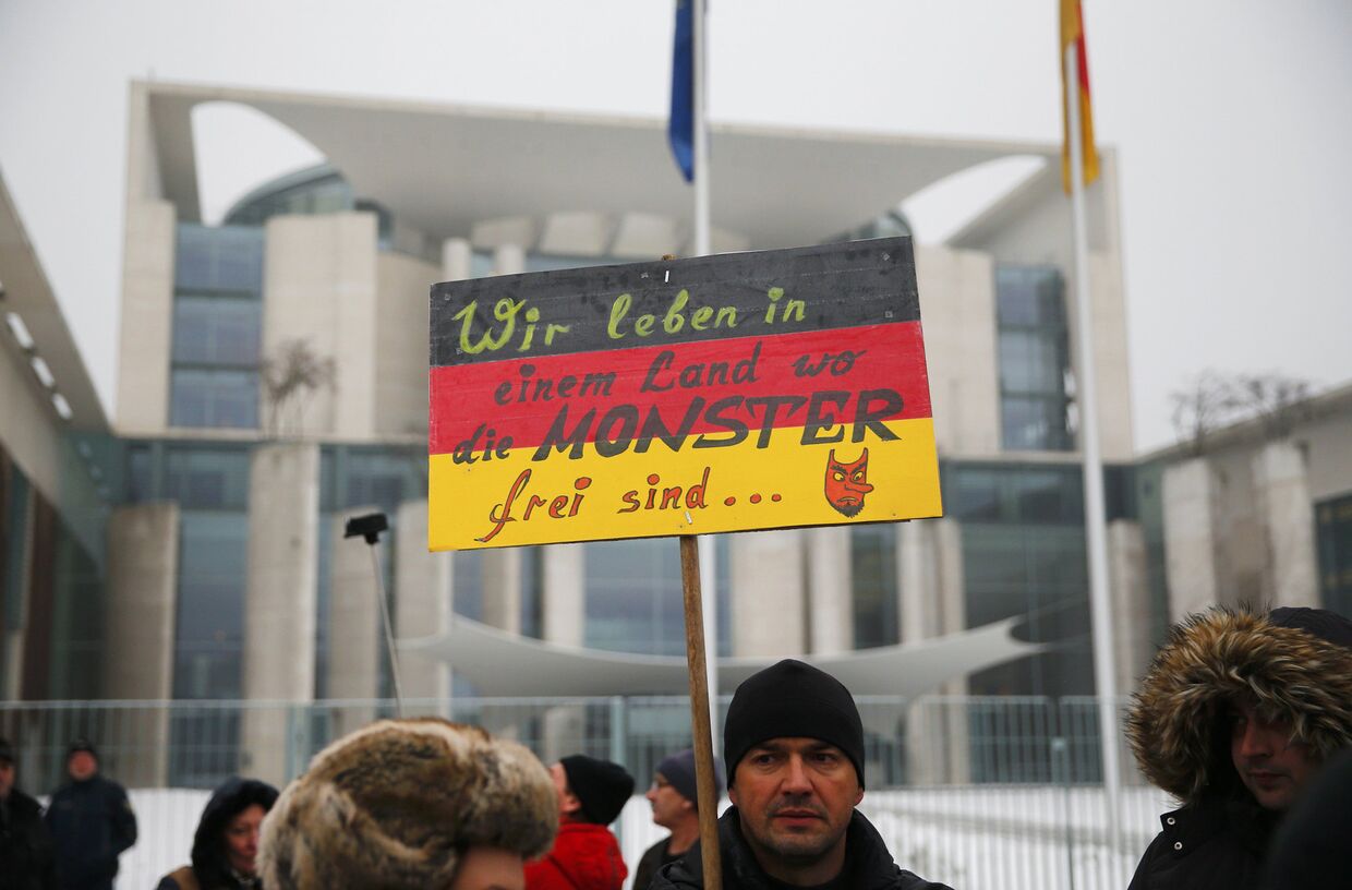 Активисты и сторонники «Международного конвента русских немцев» на демонстрации перед зданием ведомства федерального канцлера ФРГ