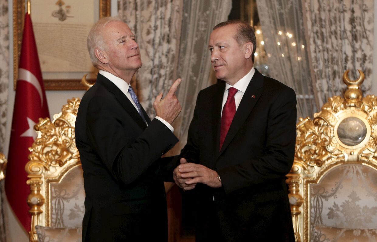 Вице-президент США Джо Байден и президент Турции Реджеп Тайип Эрдоган во время встречи в Стамбуле