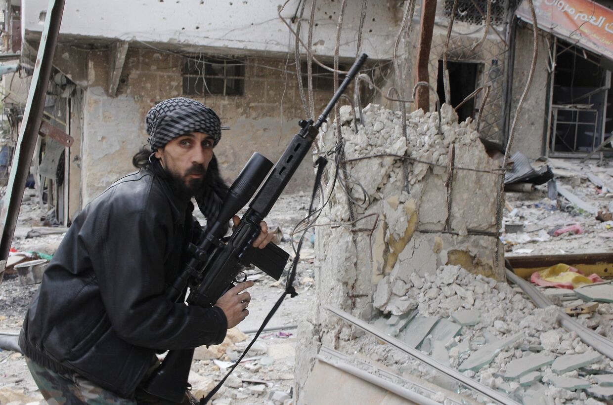 Боец Свободной сирийской армии во время боя в Алеппо, декабрь 2013 года
