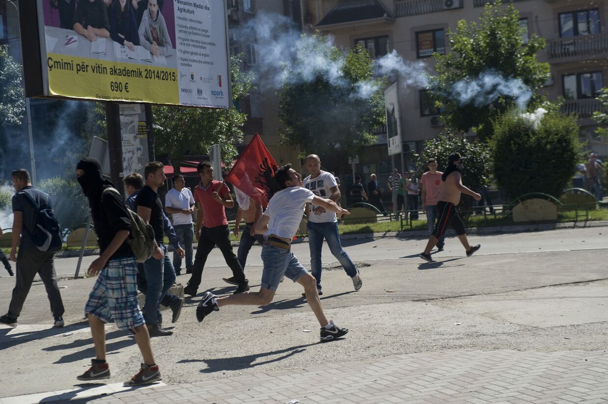 Столкновения албанцев с полицией в городе Косовска-Митровица