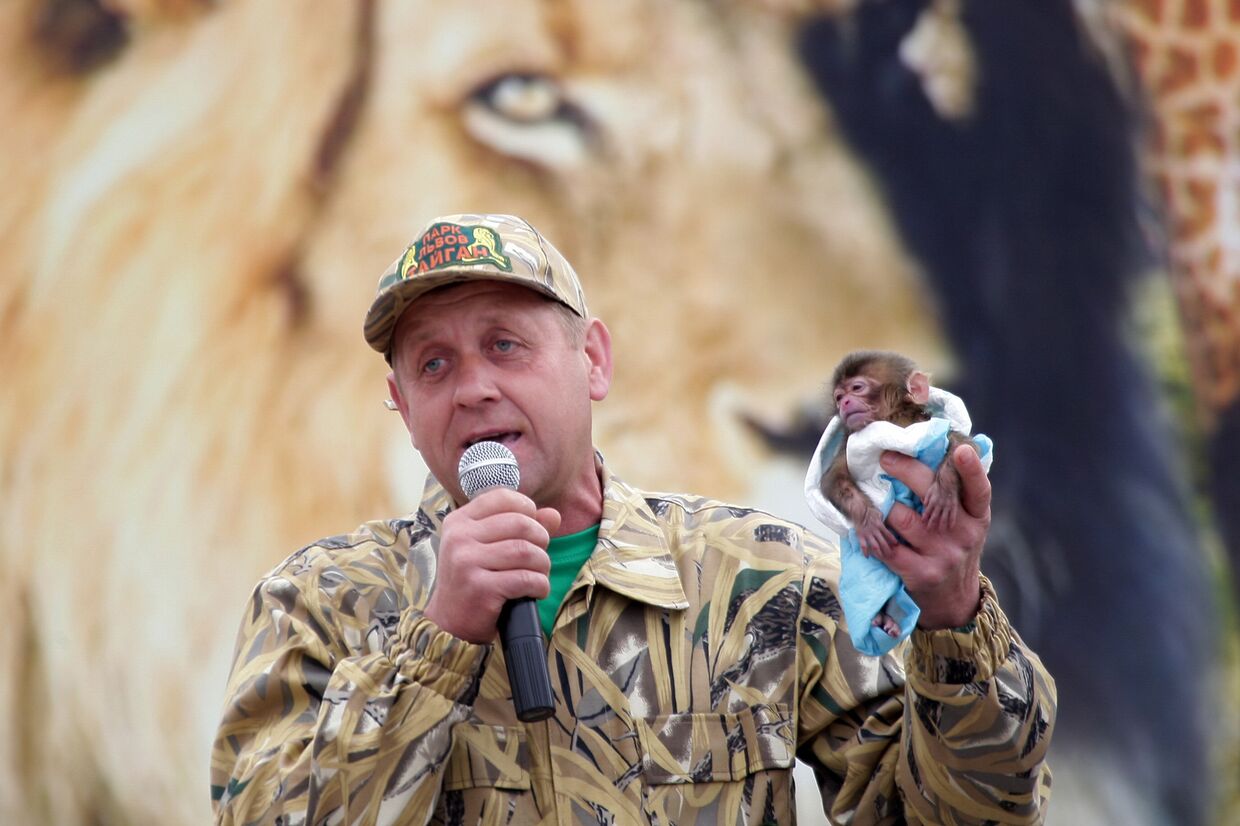 Директор сафари-парка Тайган Олег Зубков с новрожденной обезьянкой