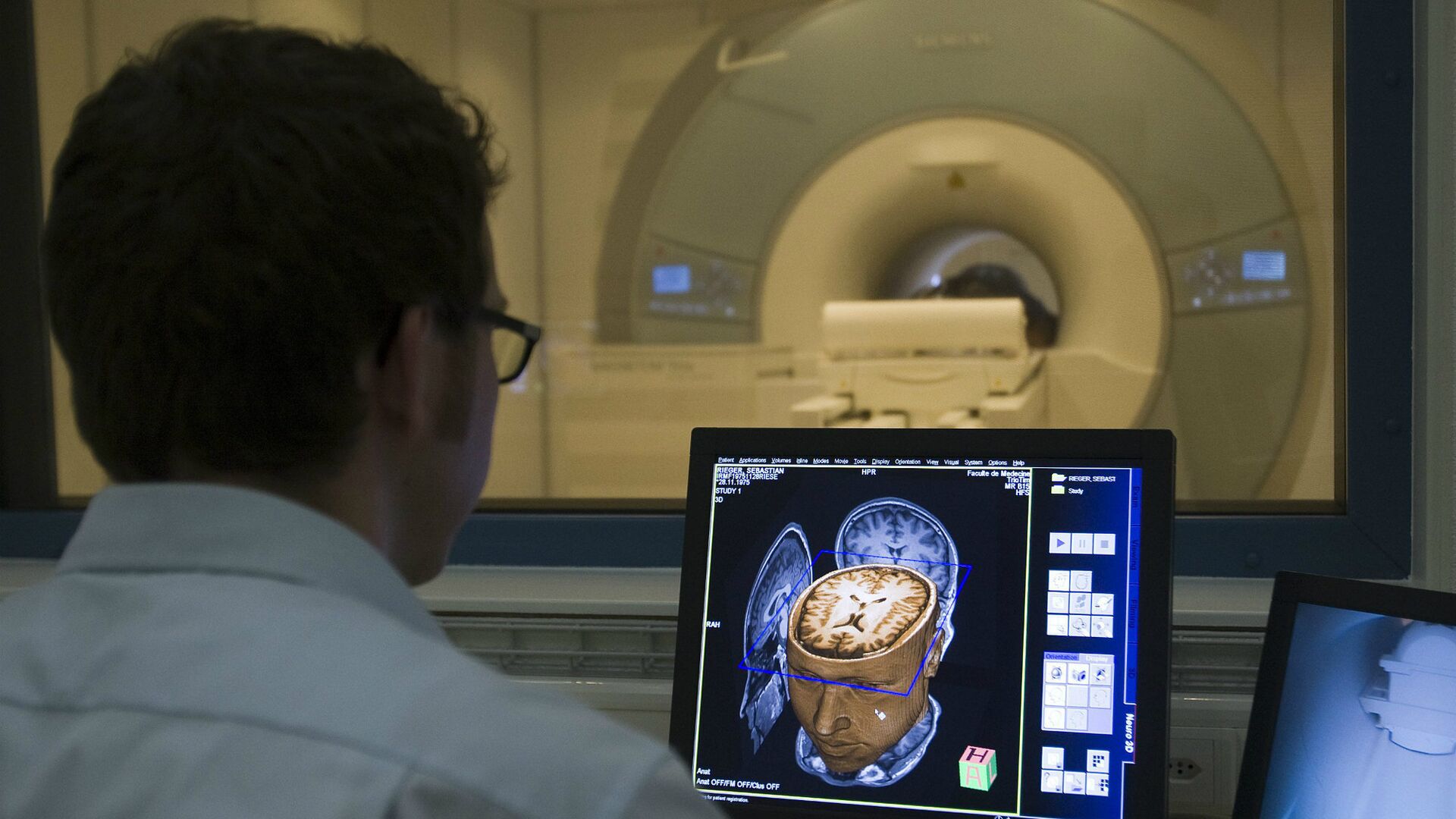 Доктор проводит МРТ-исследование в лаборатории в Швейцарии - ИноСМИ, 1920, 26.04.2019