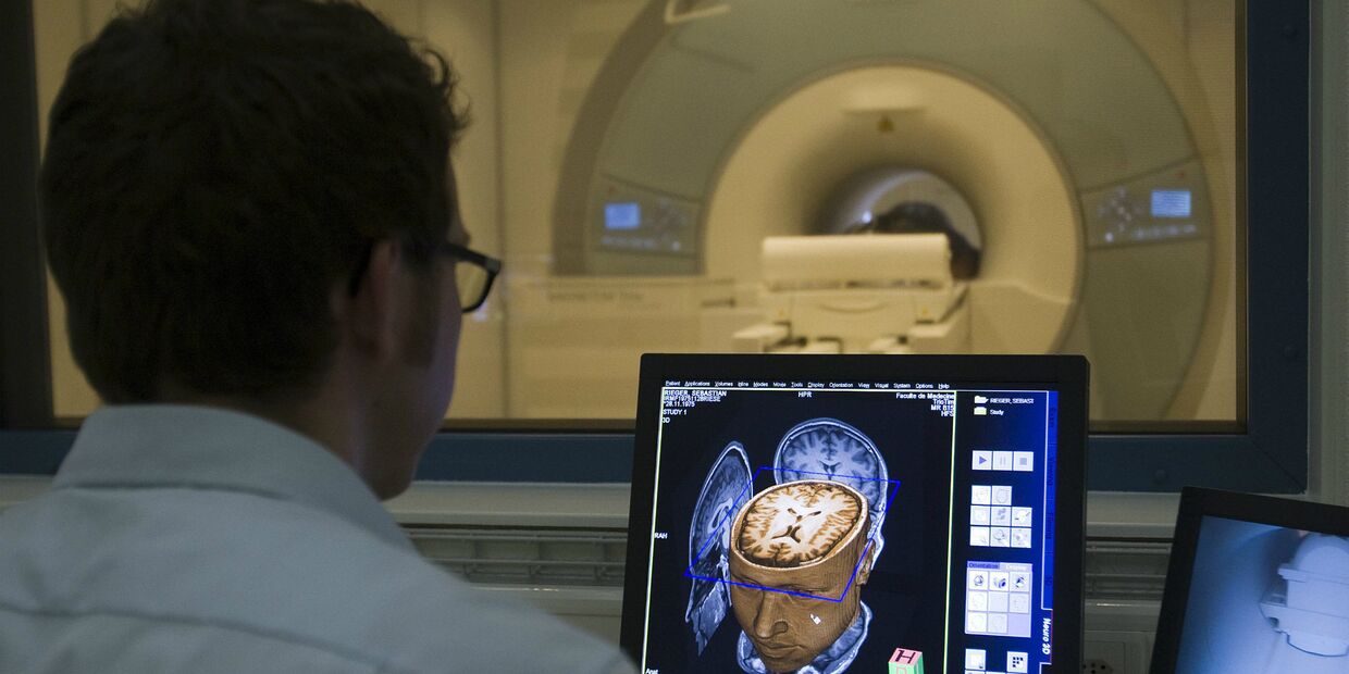 Доктор проводит МРТ-исследование в лаборатории в Швейцарии