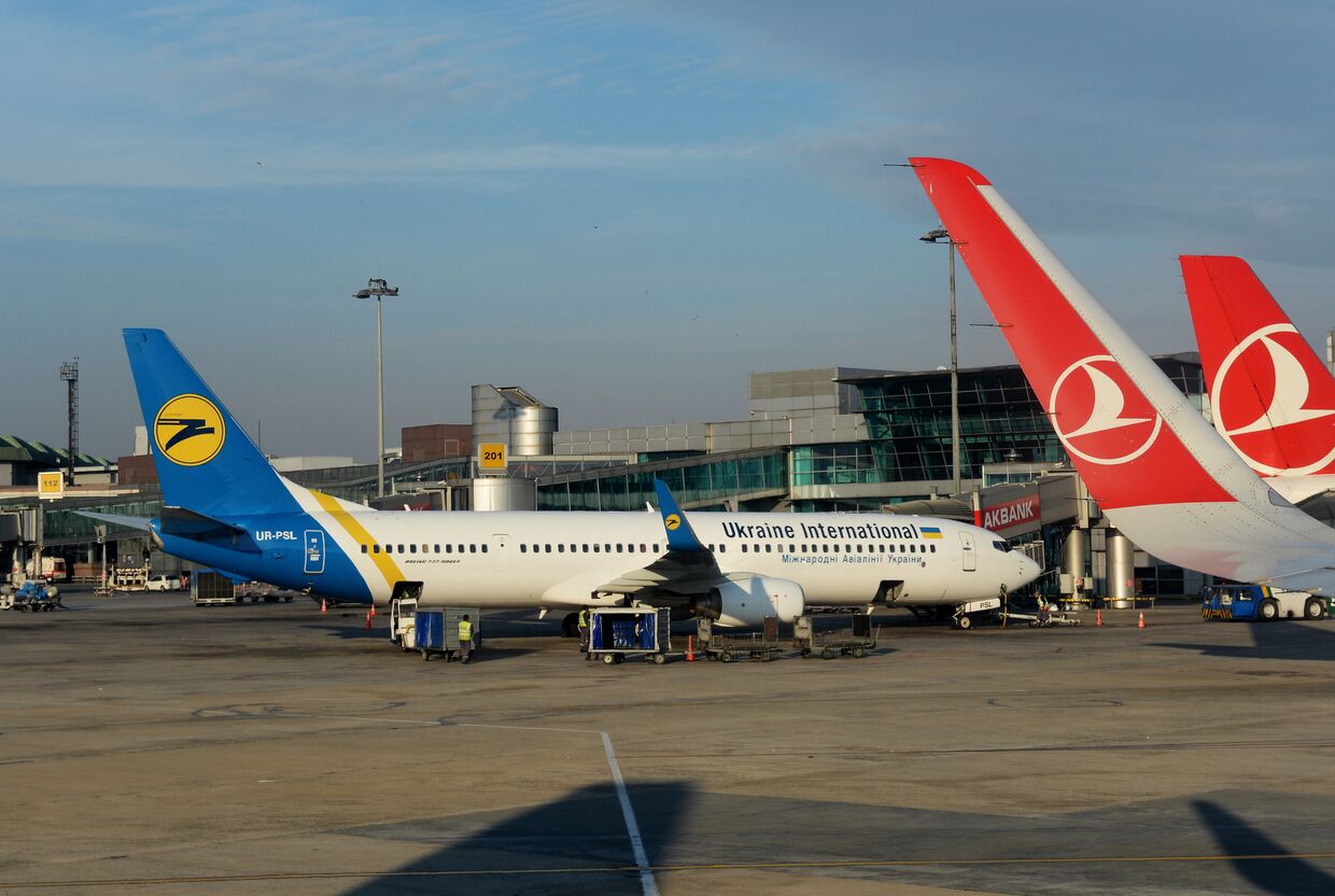 Самолет Boeing 737-900EA авиакомпании Ukraine Unternational в Международном аэропорту имени Ататюрка в Стамбуле