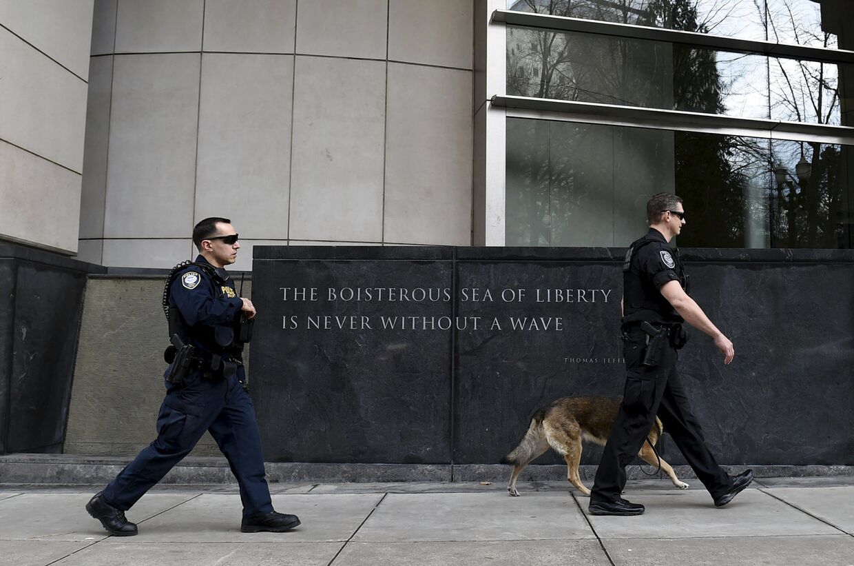 Охрана патрулирует здание суда, в котором проходит слушание дела Орегонских ополченцев