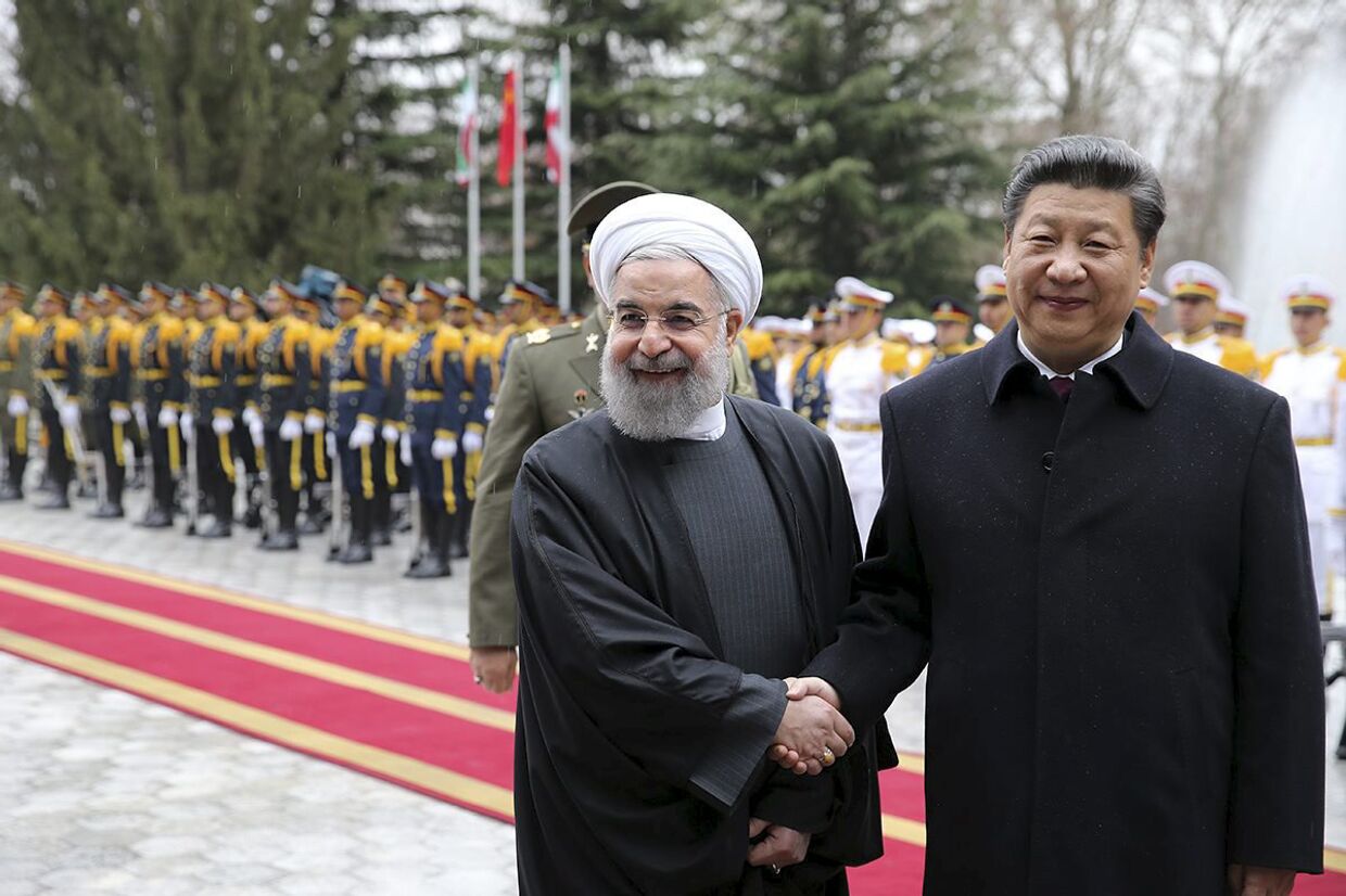 Председатель КНР Си Цзиньпин пожимает руку президенту Ирана Хасану Рухани