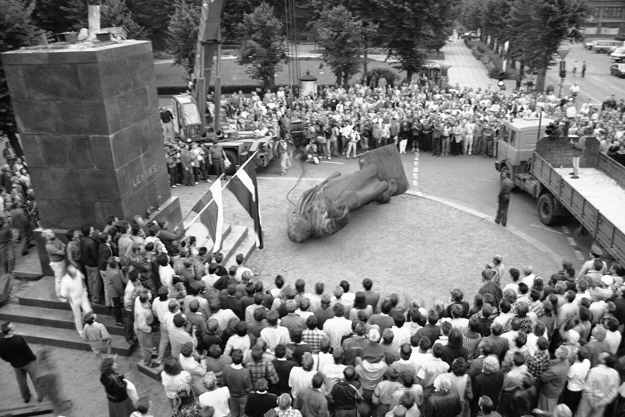 Свержение памятника Ленину в Риге в августе 1991 года