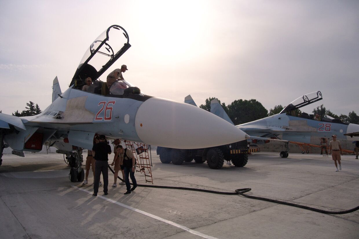 Команда специалистов подготавливает авиацию для вылета на авиабазе Хмеймим, Сирия