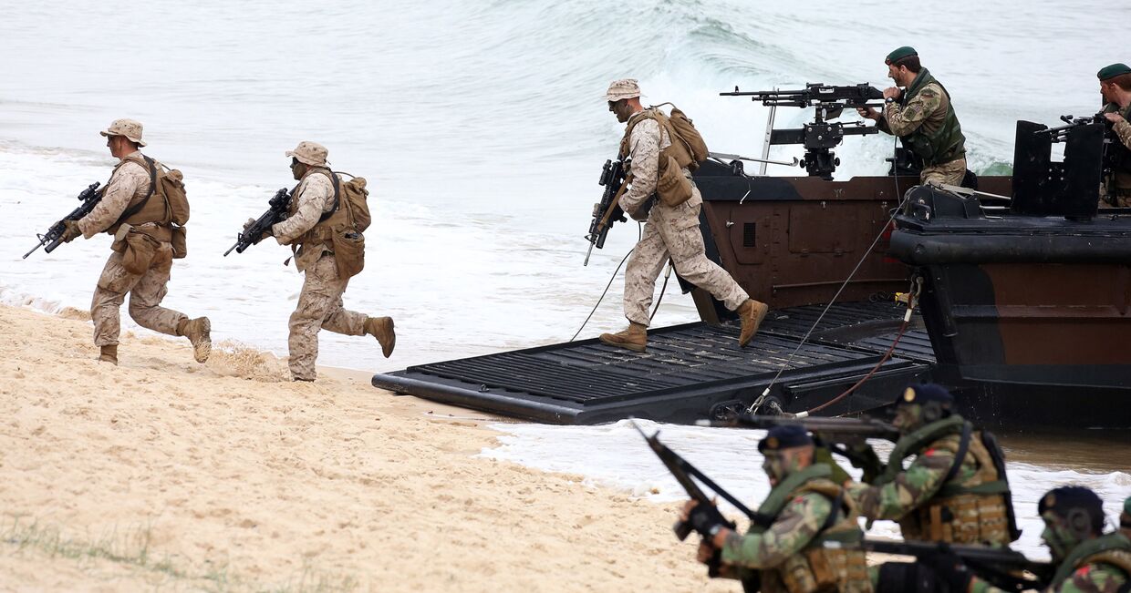 Морпехи Британских Королевский военных сил совместно с португальскими морпехами высаживаются из лодки типа амфибия во время учений НАТО в Лиссабоне