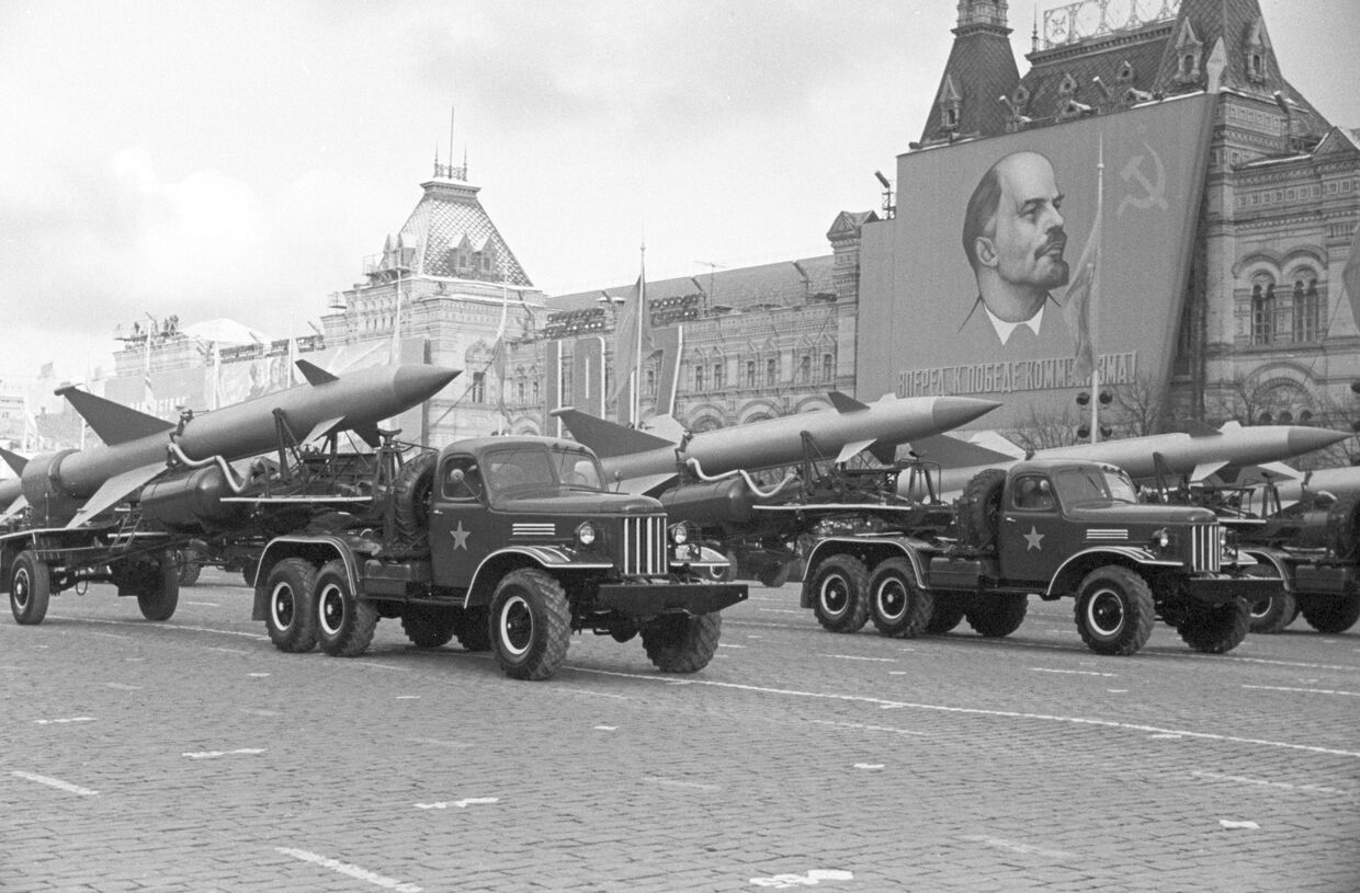 Подразделение зенитных ракет на параде на Красной площади 7 ноября