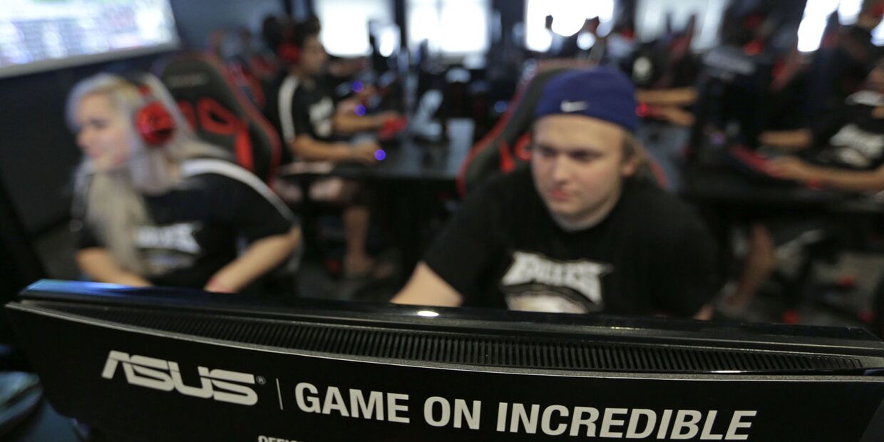 Студент университета в Иллинойсе тренируется в видеоиграх со своей командой
