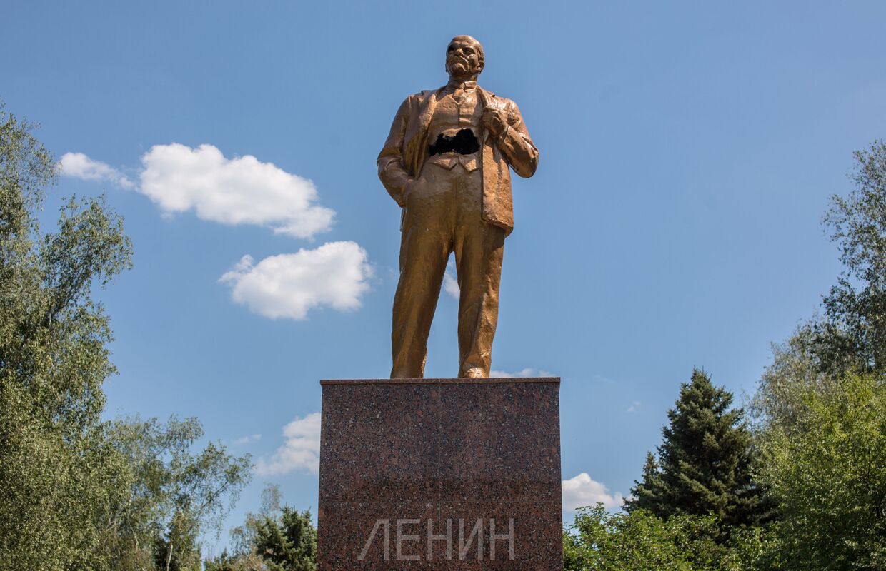 Памятник Ленину, пробитый осколками, в Шахтерске Донецкой области