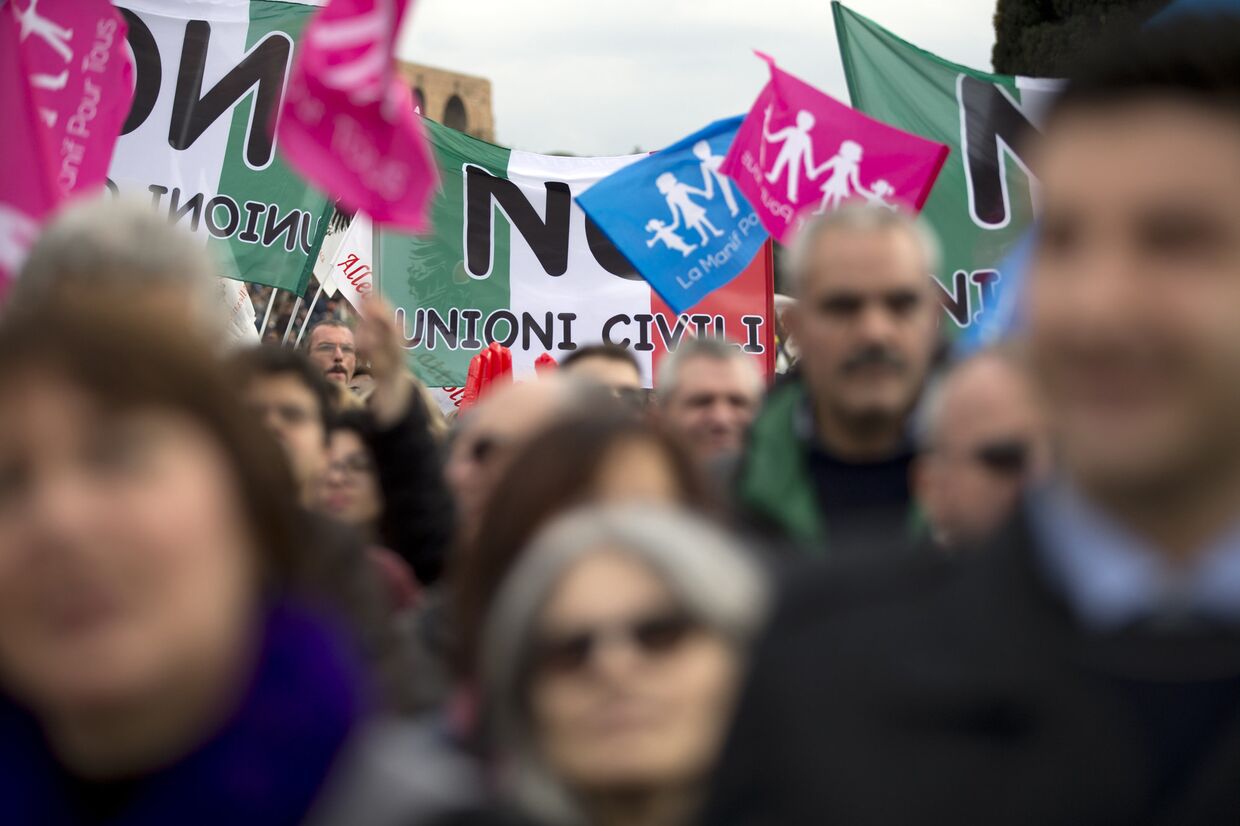 Люди на акции в поддержку семейных ценностей в Риме