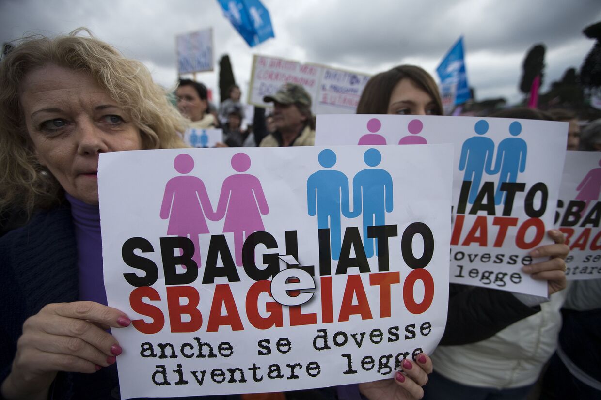 Люди на акции в поддержку семейных ценностей в Риме