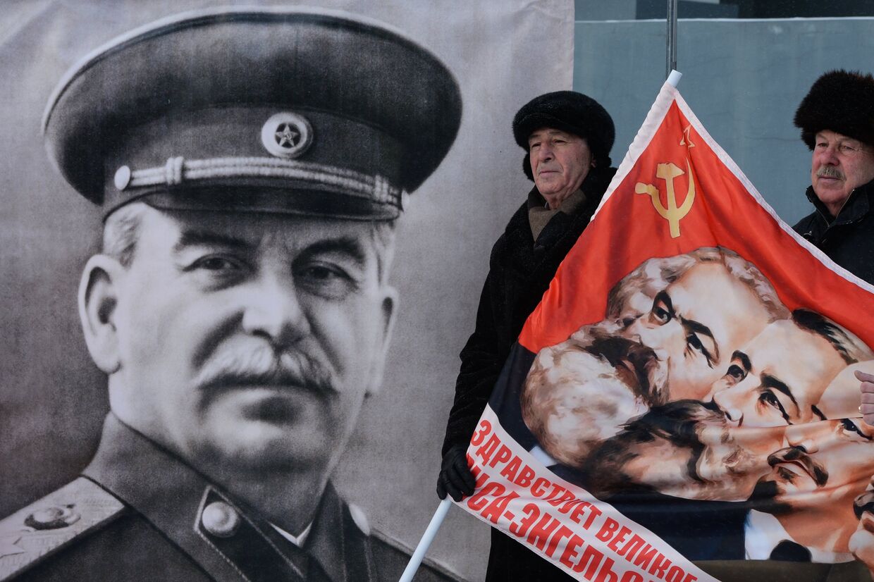 Участники пикета ЛКСМ в честь дня рождения Сталина