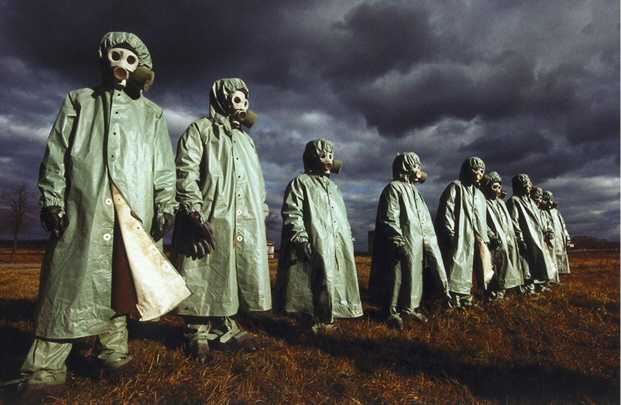 Конец света. Члены элитного военного подразделения Кантемировской дивизии демонстрируют западным СМИ подготовку к ядерной войне. Снимок 1990 года.