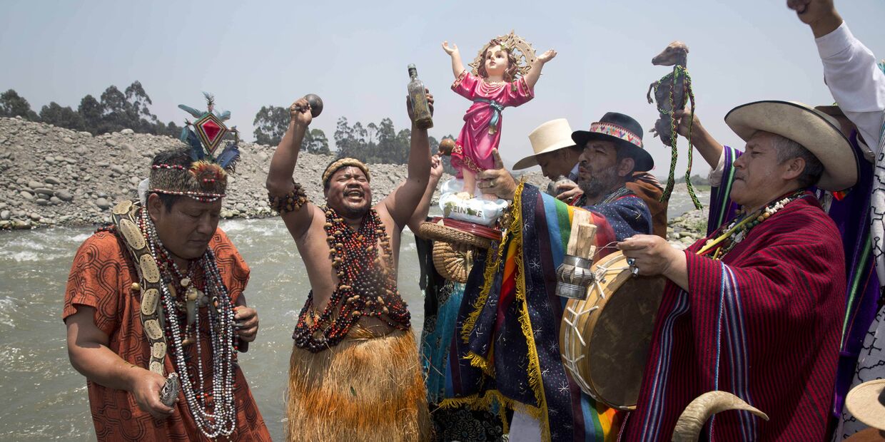 Ритуальные танцы шаманов в Лиме, Перу Ритуальные танцы шаманов в Лиме, Перу