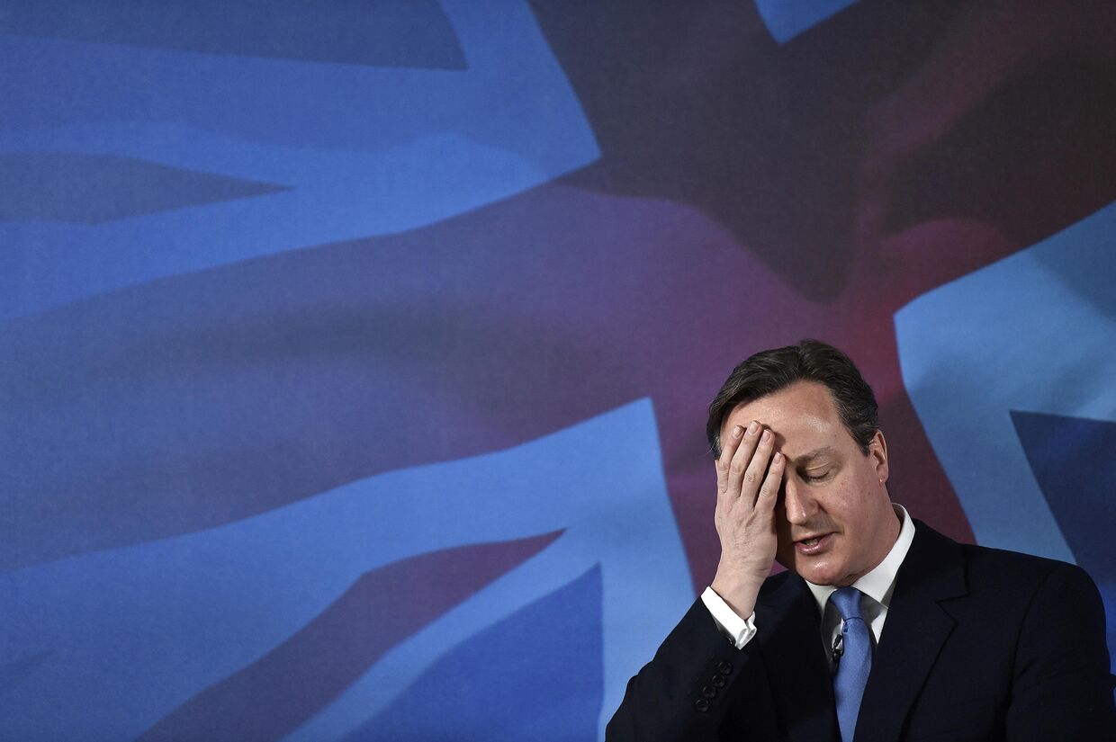 Премьер министр Великобритании Дэвид Кэмерон во время своей речи на предвыборной компании в графстве Суррей, Англия