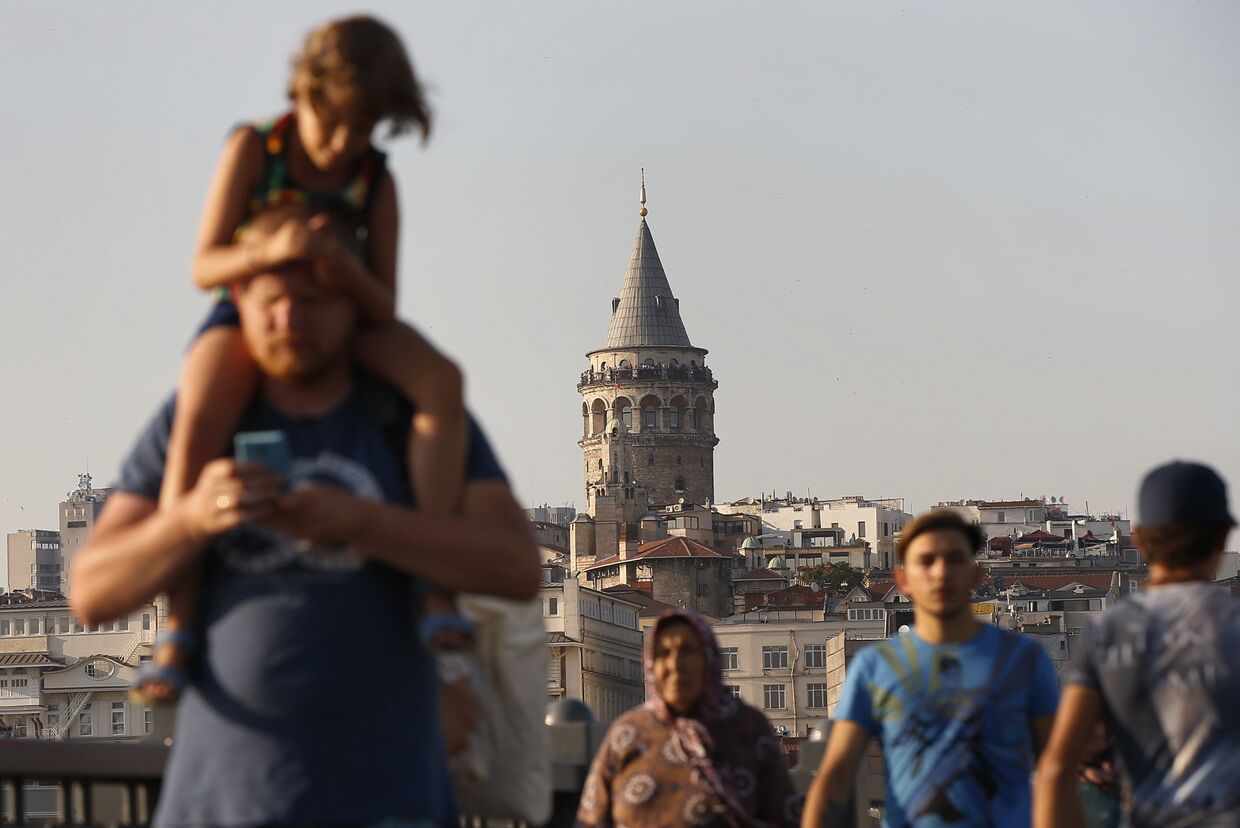 Туристы гуляют на фоне достопримечательностей в Стамбуле