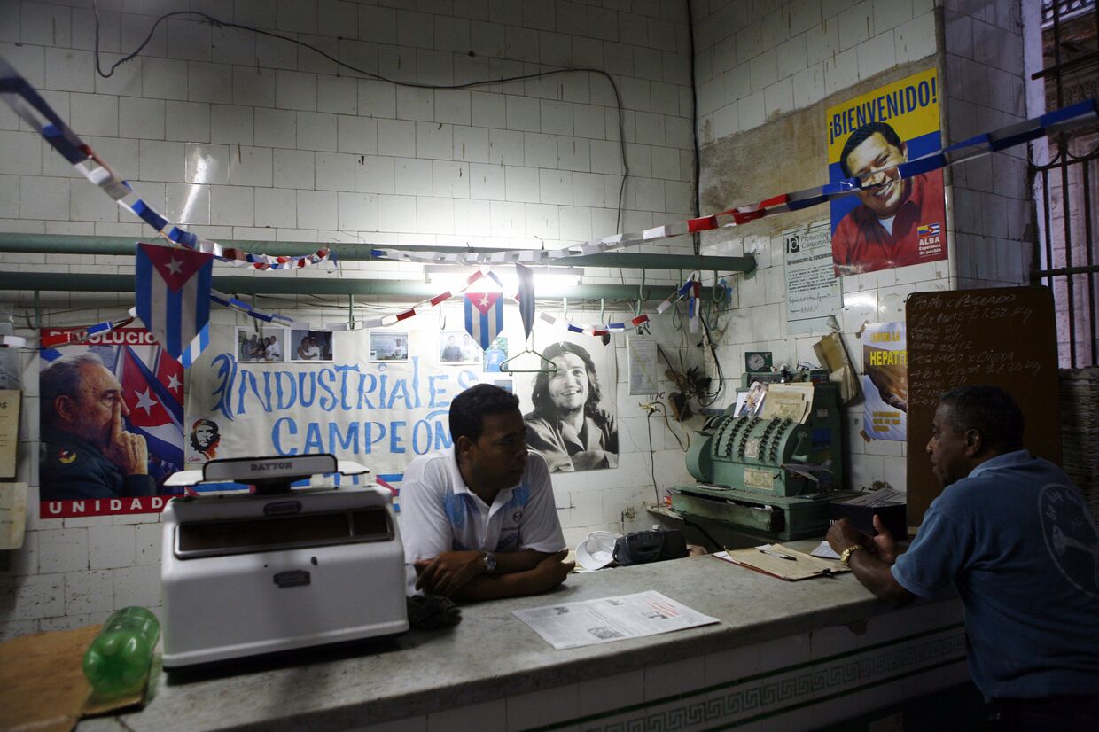 Сотрудник магазина разговаривает с покупателем в Гаване