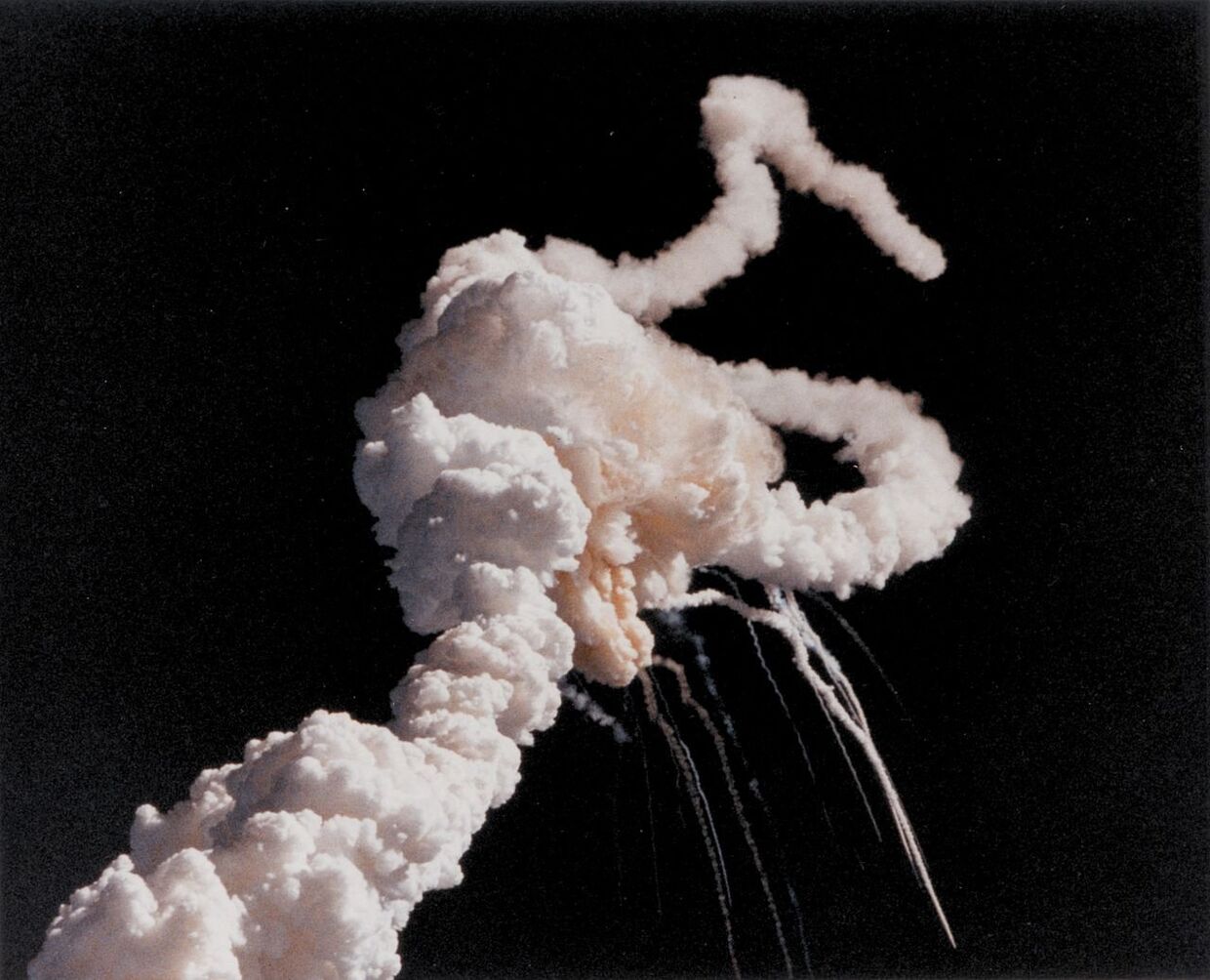 Космический челнок «Челленджер» взрывается вскоре после запуска 28 января 1986 года