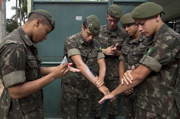 Солдаты Бразильской армии применяют средства для защиты от насекомых