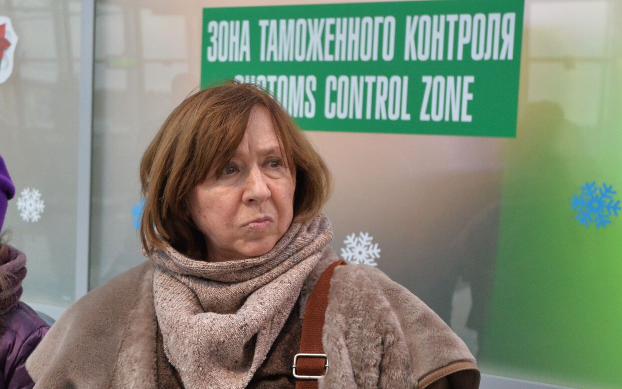 Писательница Светлана Алексиевич в аэропорту Минска