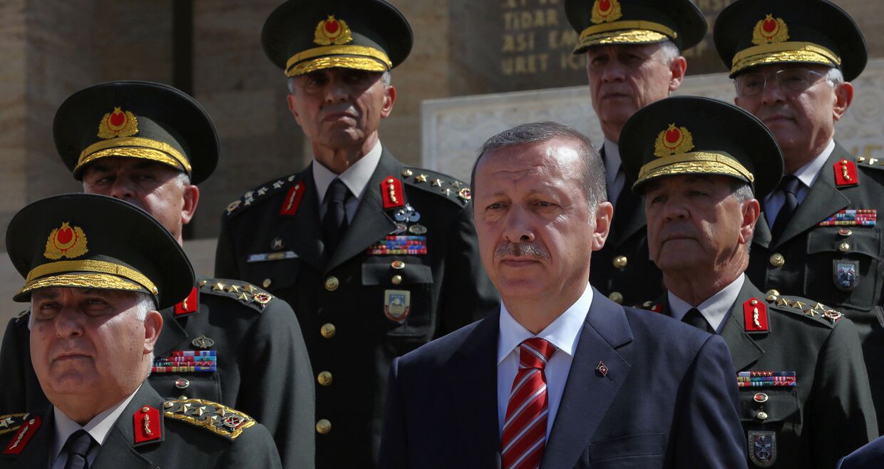 Президент Турции Реджеп Эрдоган вместе с командирами турецкой армией возле мавзолея Мустафы Ататюрка