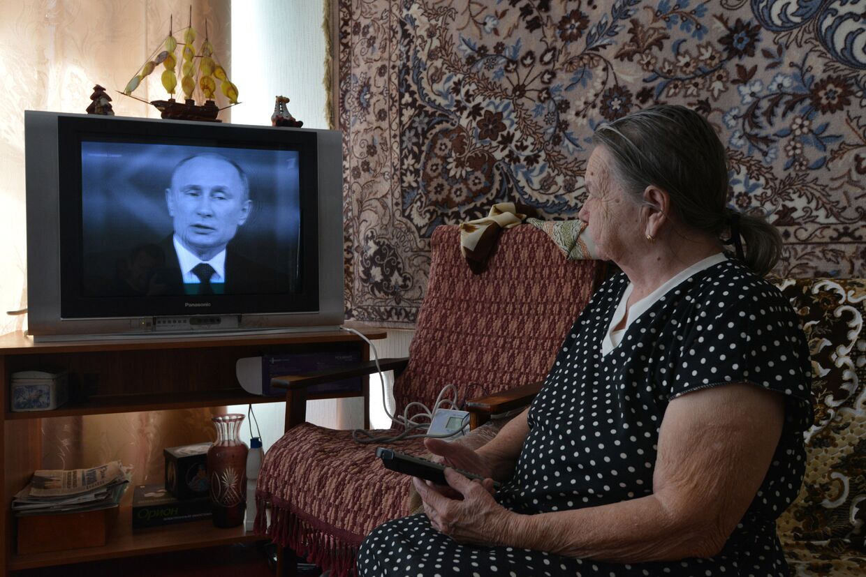 Пожилая женщина смотрит первый канал