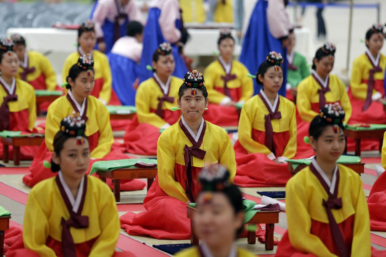 Девушки в традиционных корейских одеждах
