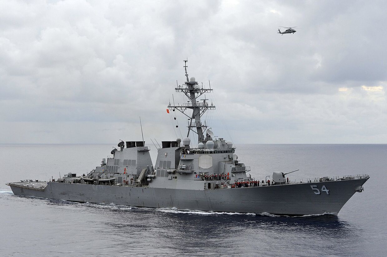 Ракетный эсминец ВМФ США Curtis Wilbur патрулирует в Филиппинском море