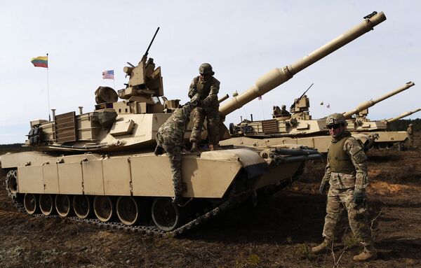 Американские военные на танке M1A2 Abrams во время учений в Пабраде, Литва Американские военные на танке M1A2 Abrams во время учений в Пабраде, Литва