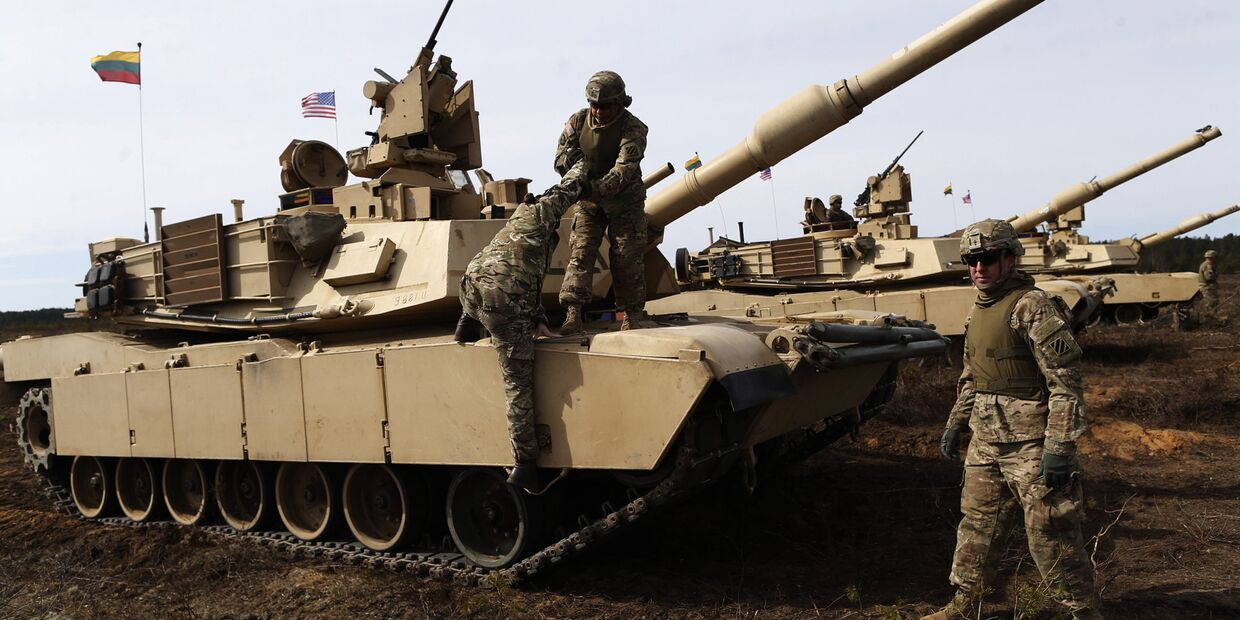Американские военные на танке M1A2 Abrams во время учений в Пабраде, Литва