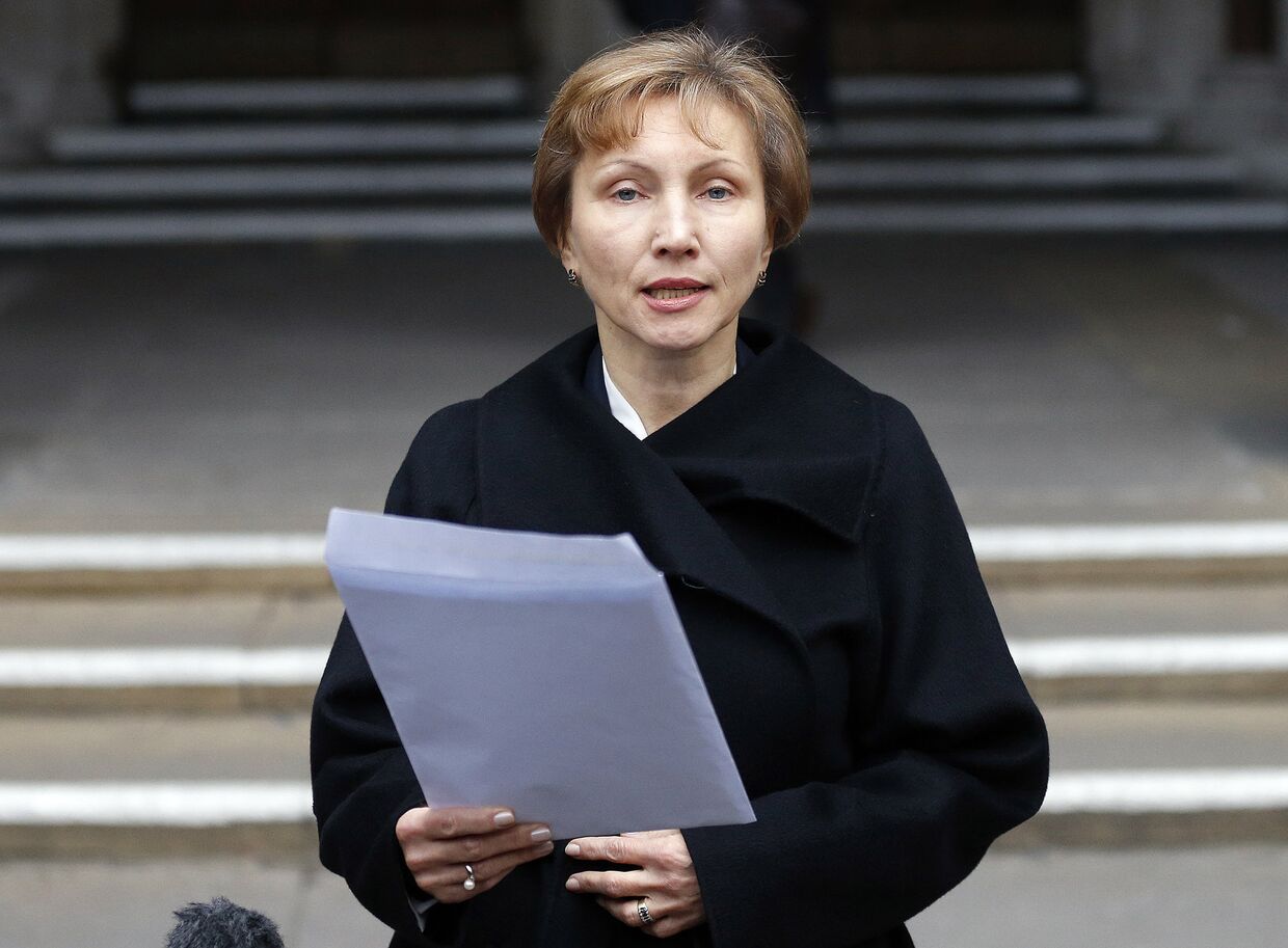 Марина Литвиненко читает заявление возле здания Королевского суда в Лондоне