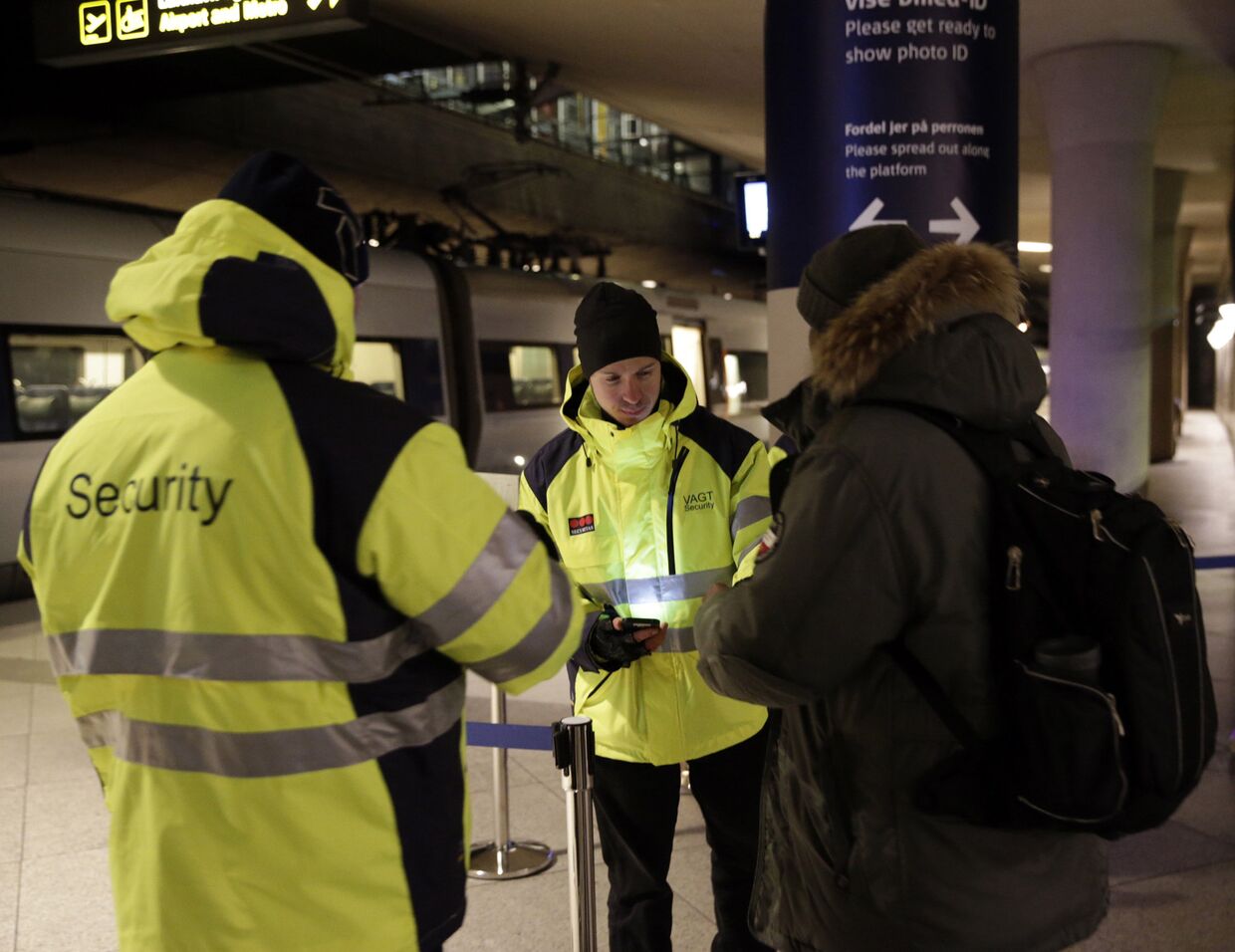 Сотрудники службы безопасности вокзала проверяют документы, чтобы предотвратить нелегальную миграцию в Швецию
