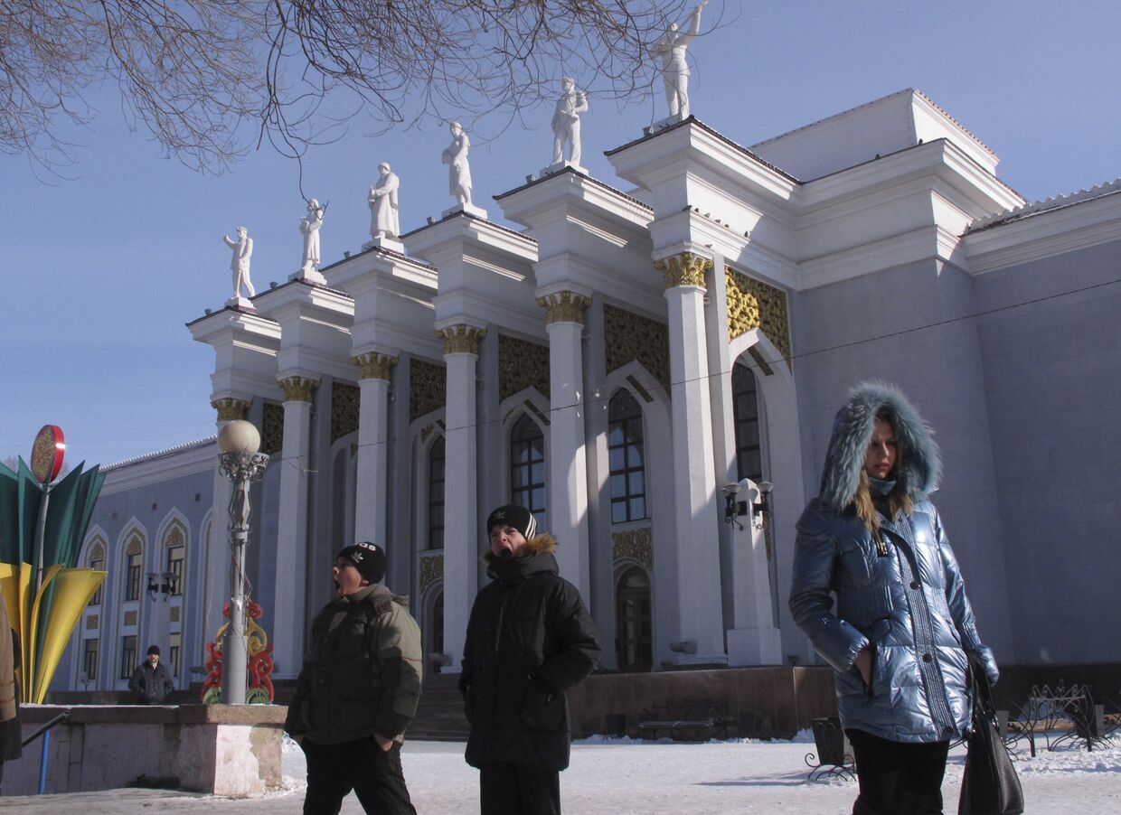 Кинотеатр в центре Караганды, Казахстан