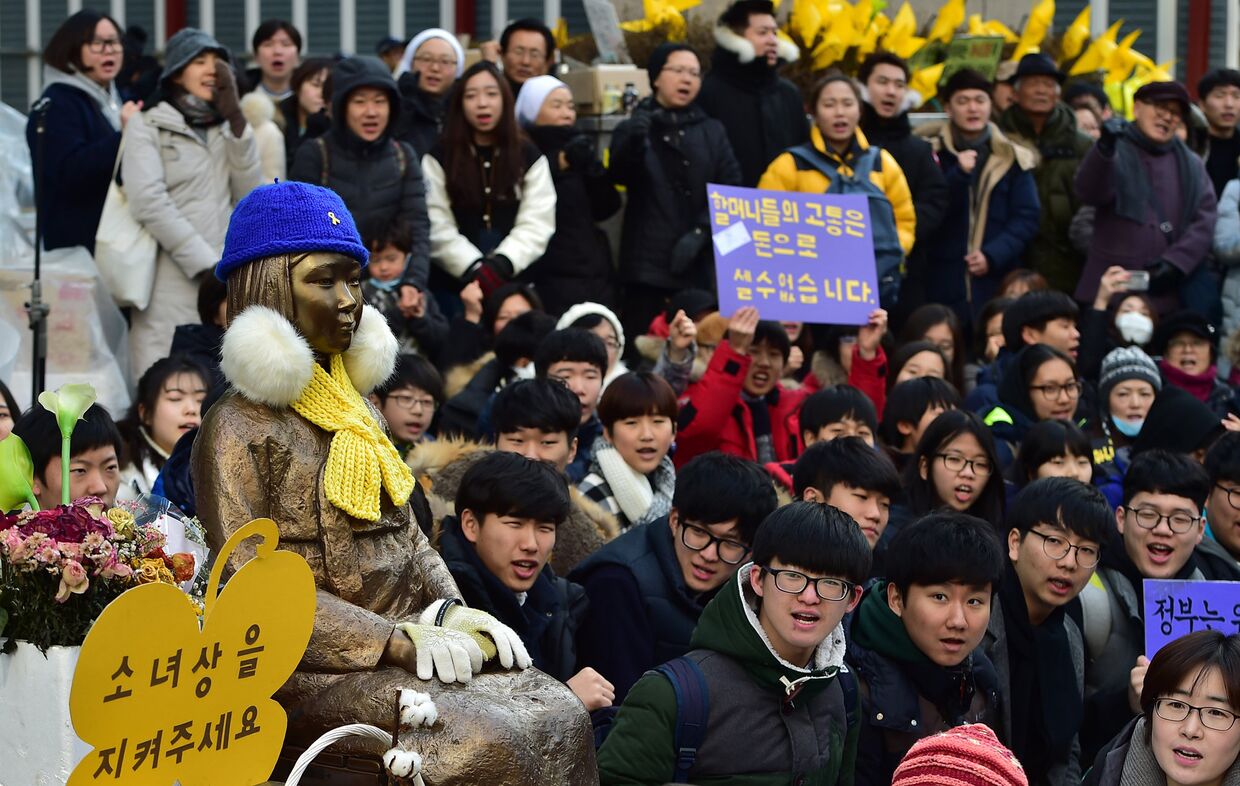 Студенты на митинге у посольства Японии в Сеуле