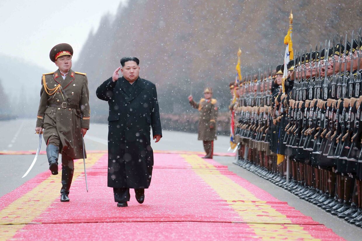 Северокорейский лидер Ким Чен Ын во время визита в Министерство народных вооруженных сил по случаю нового года