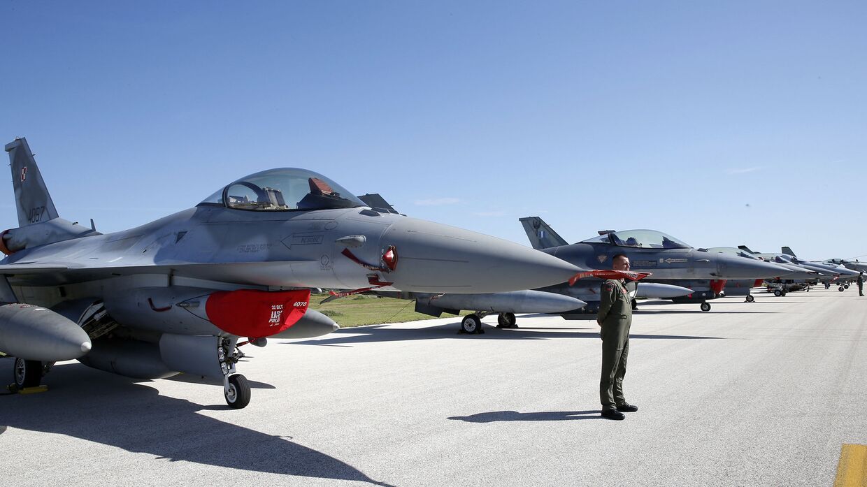 Истребители F-16 на церемонии открытия учений НАТО под названием Trident Juncture-2015