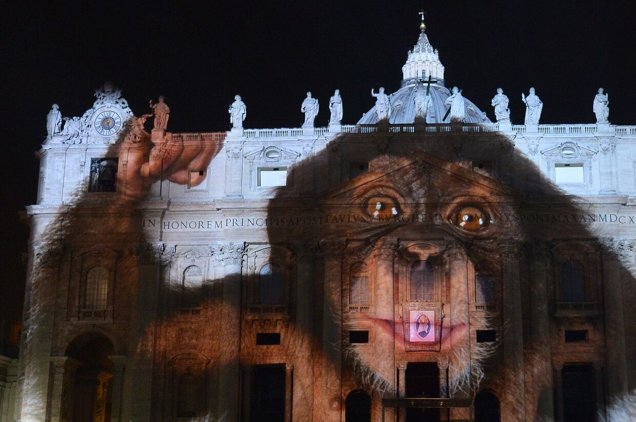Фотопроекция на фасад и купол Базилики Святого Петра в Ватикане во время светового шоу Fiat Lux, осветим наш общий дом
