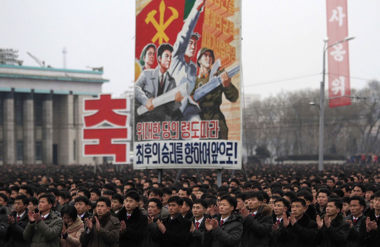 Люди собрались на площади Ким Ир Сена в Пхеньяне в честь запуска баллистической ракеты