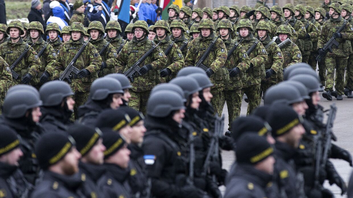 Эстонские солдаты принимают участие в параде в Нарве, посвященном годовщине независимости Эстонии 