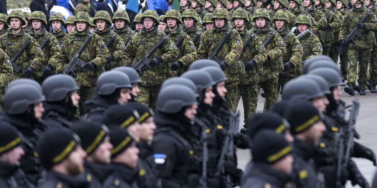 Эстонские солдаты принимают участие в параде в Нарве, посвященном годовщине независимости Эстонии