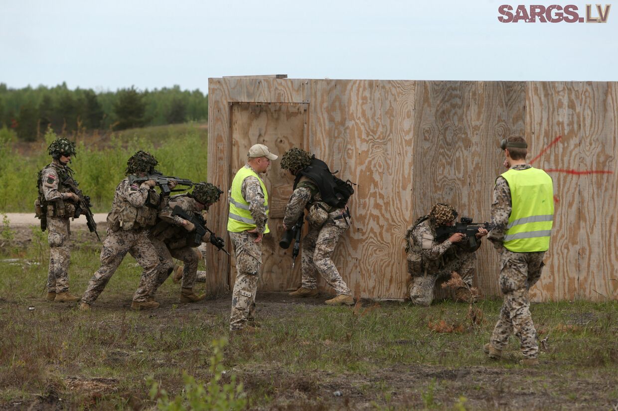 Латвийские и американские солдаты, участвующие в совместных боевых учениях