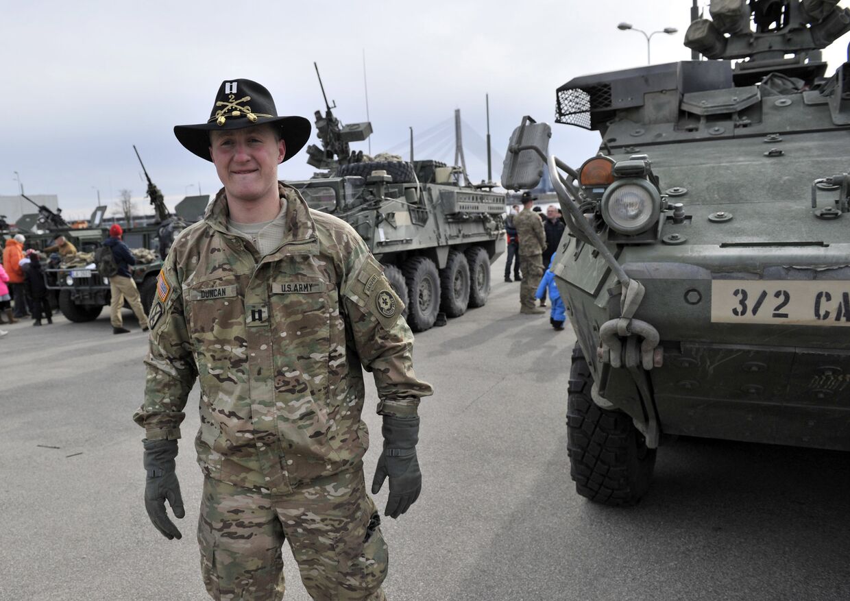 Капитан американской армии возле боевой бронированной машины «Страйкер»