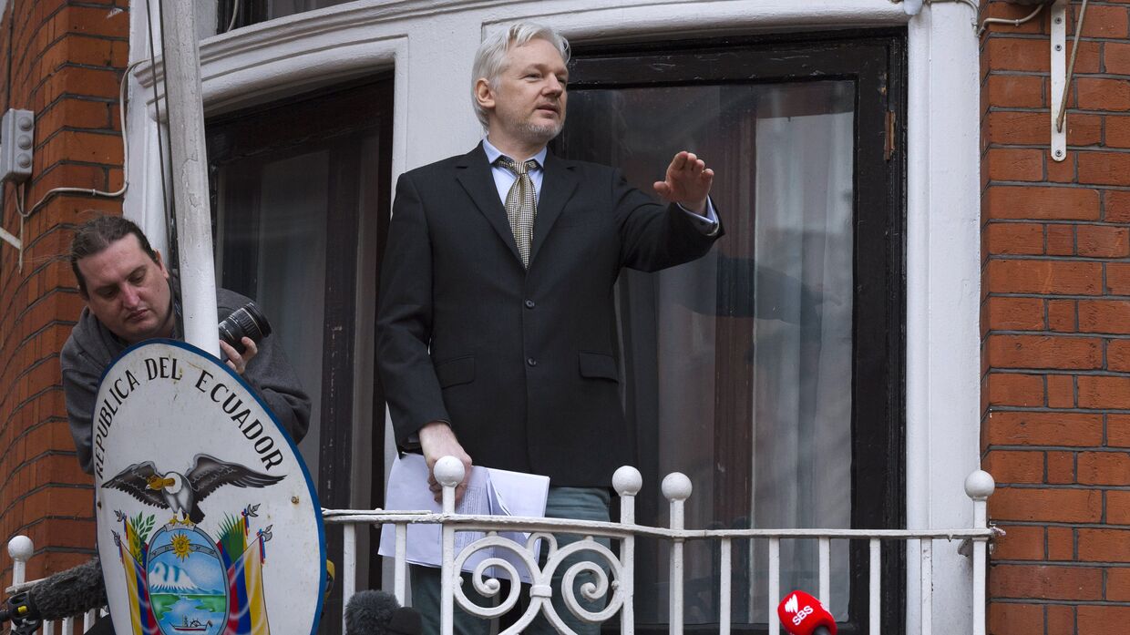 Сооснователь WikiLeaks Джулиан Ассанж выступает с речью с балкона посольства Эквадора в Лондоне перед журналистами и митингующими