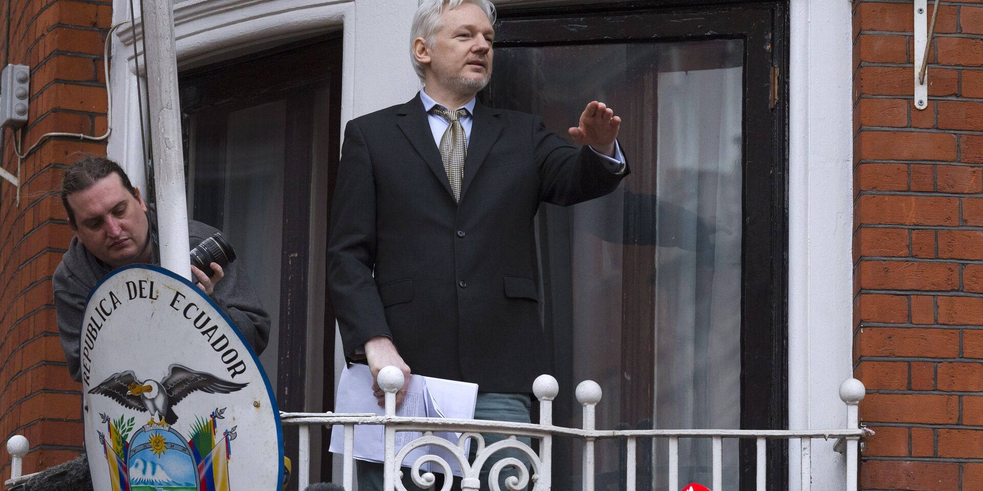 Сооснователь WikiLeaks Джулиан Ассанж выступает с речью с балкона посольства Эквадора в Лондоне перед журналистами и митингующими - ИноСМИ, 1920, 02.12.2022