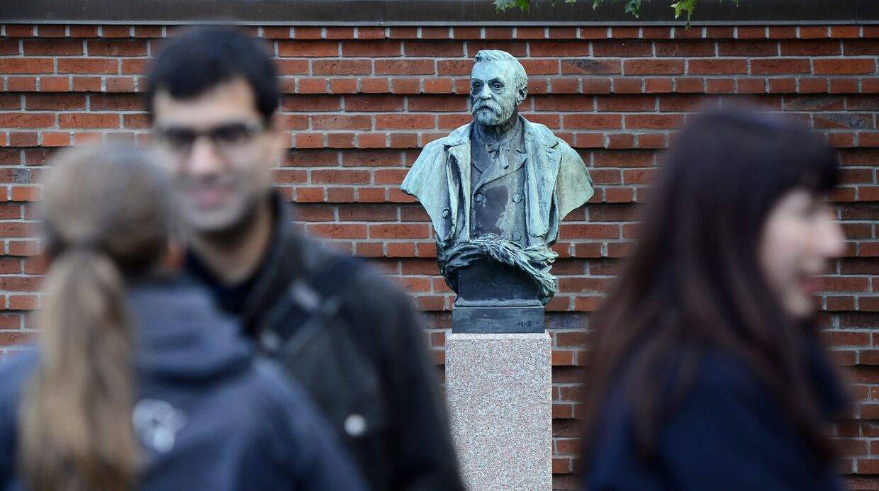 Бюст Альфреда Нобеля возле Каролинского института в Стокгольме