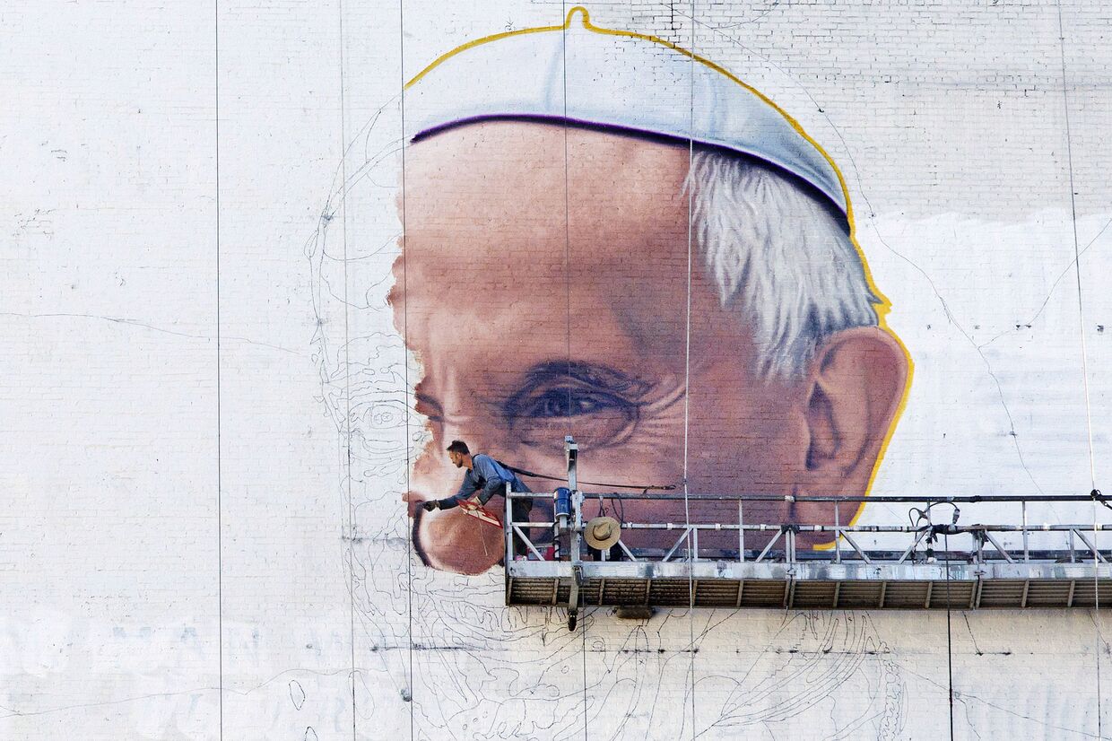 Художник рисует граффити с портретом Папы Римского Франциска в Нью-Йорке