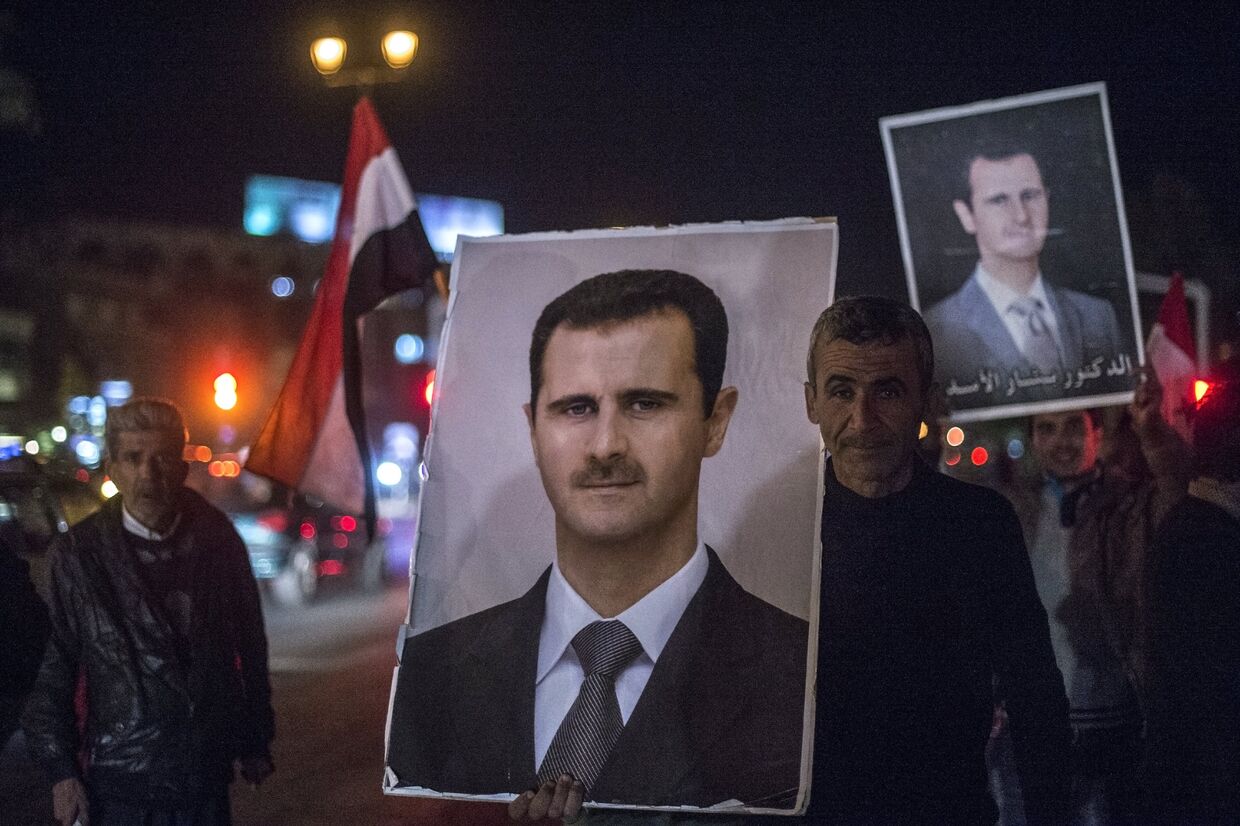 Плакат с изображением президента Сирии Башара Асада на одной из улиц Дамаска
